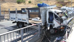 Elazığ'da kamyon bariyerlere çarptı: 1 ölü