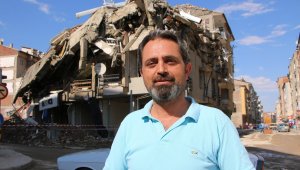 Elazığ'da kontrollü yıkımda hasarlı bina böyle çöktü