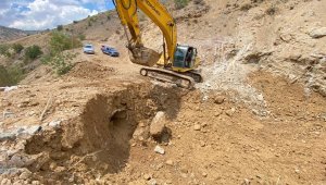 Elazığ'da sel ve heyelan nedeniyle bozulan köy yollarında onarım çalışmaları sürüyor