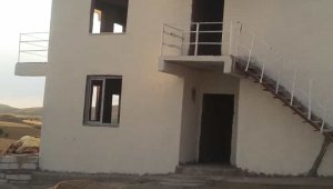 Elazığ'da şiddetli rüzgar 3 evin çatısını uçurdu