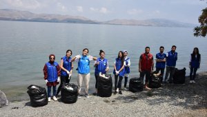 Gönüllü gençler, Hazar Gölü çevresini temizledi
