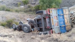 Odun yüklü traktör uçuruma yuvarlandı, sürücü araçtan atlayarak kurtuldu
