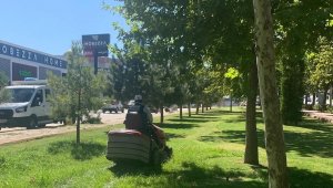 Elazığ Belediyesi çim biçme çalışmalarını aralıksız sürdürüyor