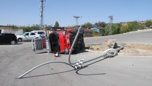 Elazığ'da direğe çarpan kamyon yan yattı: 1 yaralı