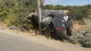 Elazığ'da direğe çarpan otomobil hurdaya döndü: 2 ağır yaralı