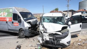 Elazığ'da hafif ticari araç ile minibüs kafa kafaya çarpıştı: 4 yaralı