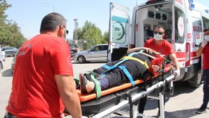 Elazığ'da yolun karşısına geçen anne ve kızına otomobil çarptı