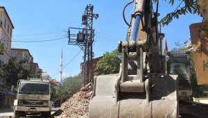 Elektrik tellerinin evlerle iç içe olması ağır hasarlı bina yıkımlarını engelliyor