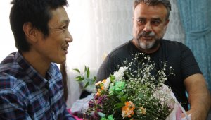 Ünlü sanatçı Bülent Serttaş, Elazığlı ailenin evinde misafir ettiği Japon turisti ziyaret etti