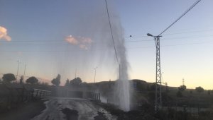 Elazığ'da boru patladı, su metrelerce yükseldi