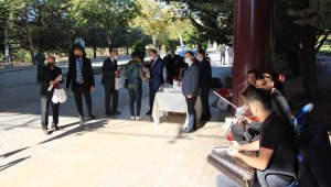 FÜ'de öğrencilere müzikli ve hediyeli karşılama