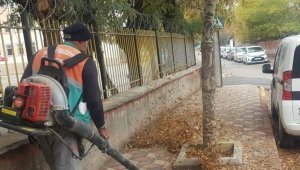 Belediye ekiplerinden yaprak üfleme makinesi ile sonbahar temizliği
