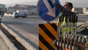 Elazığ Belediyesi yön levhalarını yeniliyor