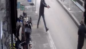 Elazığ'da 2 kişinin yaralandığı silahlı çatışmanın güvenlik kameraları ortaya çıktı