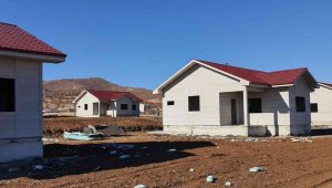 Elazığ'da köy konutlarının yapımı sürüyor