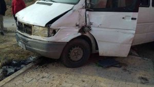 Elazığ'da minibüs elektrik direğine çaptı: 1 yaralı