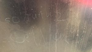 Karısını öldürmüştü: Cinayetten önce evin kapısına bıçakla 'Sonunuz geldi', 'Ölün' yazdığı iddia edildi