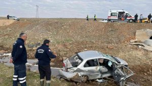 Şarampole yuvarlanan otomobil hurdaya döndü: 2 yaralı