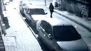 Dört iş yerinin camlarını kırdı, hiçbir şey olmamış gibi uzaklaştı