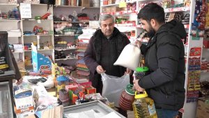 Elazığ'da bakkal sahibi indirim yaptı, astığı yazılarla da dikkat çekti