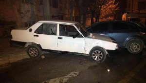 Freni boşalan tır 2 araca çarparak durabildi