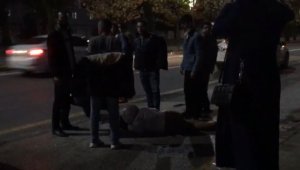 Kazada yaralanan kadının üzerini montlarıyla örttüler