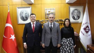 Rektör Göktaş, ödül alan akademisyenlere plaket takdim etti