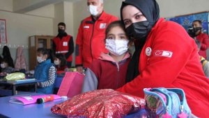 Türk Kızılayı'ndan 10 bin öğrenciye atkı bere takımı