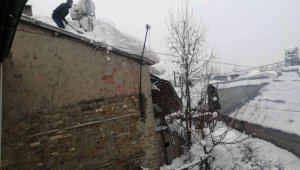 Arıcak'ta vatandaşlar, çatılarda biriken kar birikintilerini temizledi