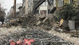 Elazığ'da ağır hasarlı binaların yıkımı sürüyor