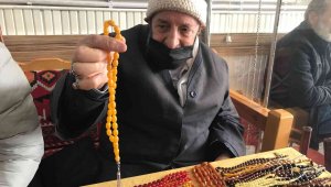 Elazığ'da asırlık tespihler çay ocağında sergileniyor: Fiyatı 10 bin dolara kadar çıkıyor