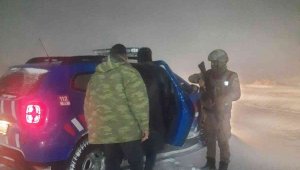 Elazığ'da jandarma ekipleri yolda mahsur kalan 5 vatandaşın imdadına yetişti