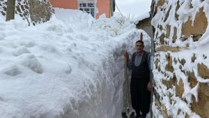 Elazığ'da kar kalınlığı 2 buçuk metreyi buldu, komşularına gitmek için tünel açtılar