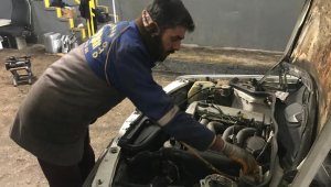 Elazığ'da soğuklar arttı, ustalar sürücülere kış bakımını hatırlattı