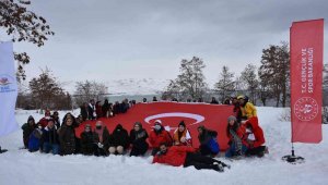 Gençler Hazarbaba Kayak Merkezi'nde doyasıya eğlendi