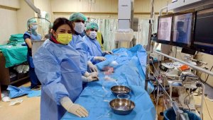 Kalbinde delik bulunan 2 çocuk katater anjiyografi ile sağlığına kavuştu