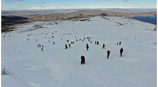 Kara hasret kalan vatandaşlar Hazarbaba Kayak Merkezine akın etti