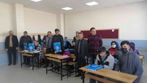 Kitap dostu başkanın en ücra ilçelere kitap desteği devam ediyor