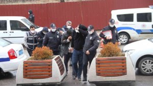 Polis tarafından suçüstü yapılan 4 şüpheliden 3'ü tutuklandı