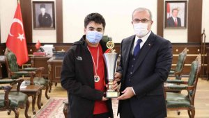 Elazığ Valisi Toraman, şampiyonları ağırladı