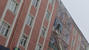 İtfaiye ekipleri buz sarkıtlarını temizledi