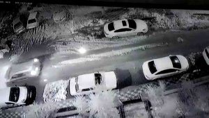 Kaldırımda yürürken bir anda kendini çukurda bulan adamın görüntüleri ortaya çıktı