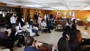 Kazakistanlı öğrencilerden Rektör Göktaş ile bir araya geldi