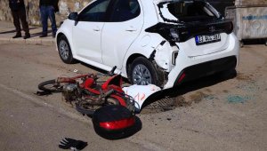 Otomobil ile motosiklet çarpıştı: 2 yaralı