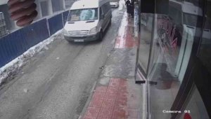 Seyir halindeki minibüsün üzerine buz kütlesi düştü