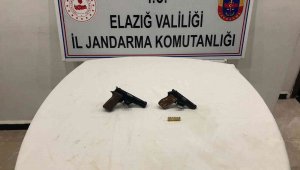 Elazığ'da JASAT, 2 adet ruhsatsız tabanca ele geçirdi