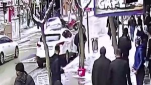 Elazığ'da otomobilin sepetli motosiklete çarpma anı kamerada