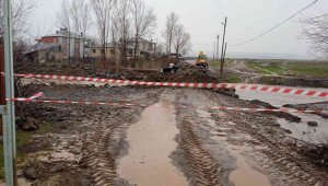 Elazığ'da sel suları altında kalan köprü ulaşıma kapatıldı