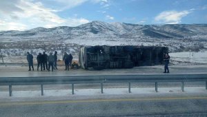 Elazığ'da tır devrildi: 2 yaralı