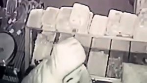 Kaşla göz arasında 17 bin TL nakit ve 50 bin TL değerinde sigara çaldılar